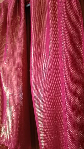 Chal o pañuelo rojo y dorado más collar 