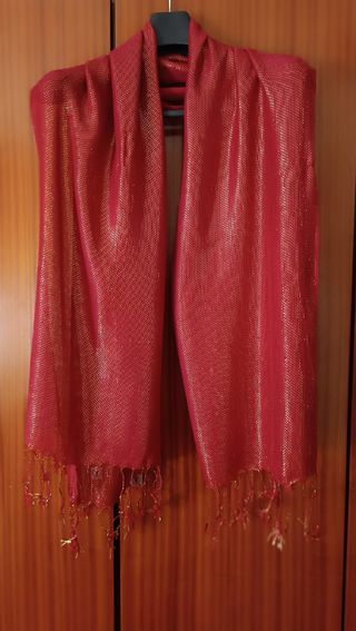 Chal o pañuelo rojo y dorado más collar 