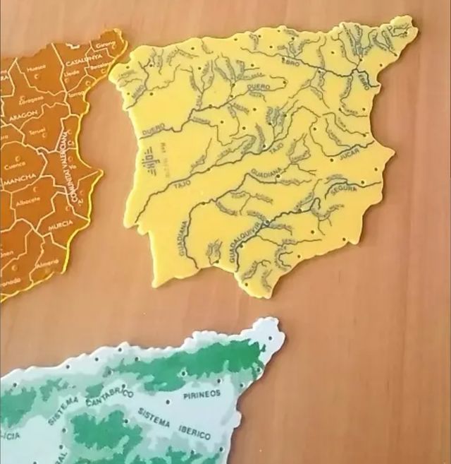 *Mapas silueta- plantilla de España.
De metacrilat