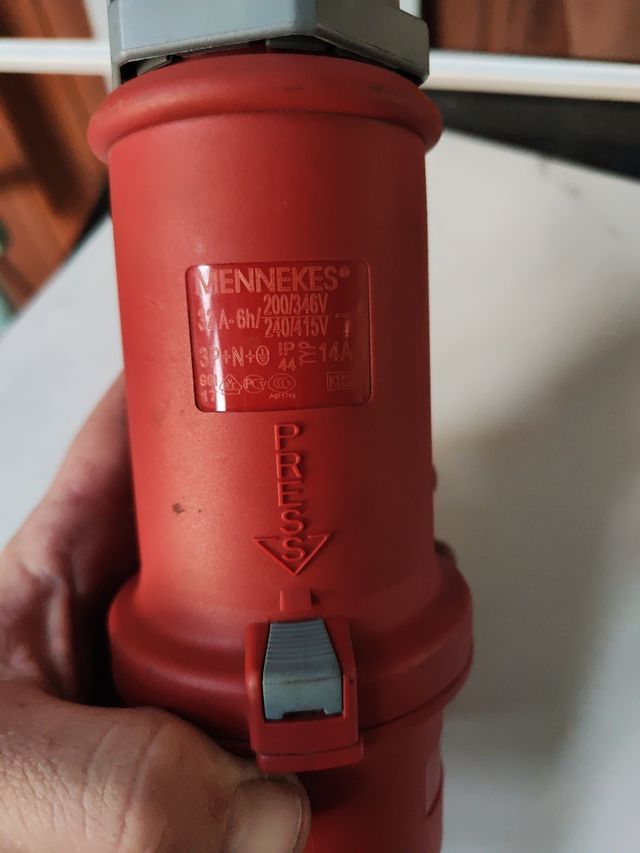 Enchufe 5 pines 32 amperios