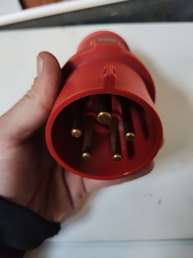 Enchufe 5 pines 32 amperios