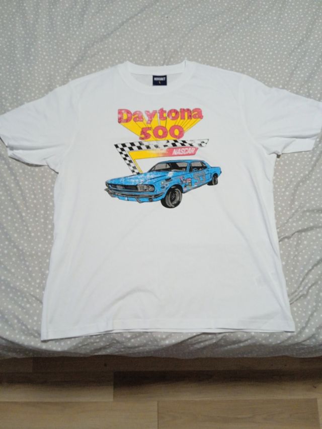 Camiseta blanca con dibujo de coche