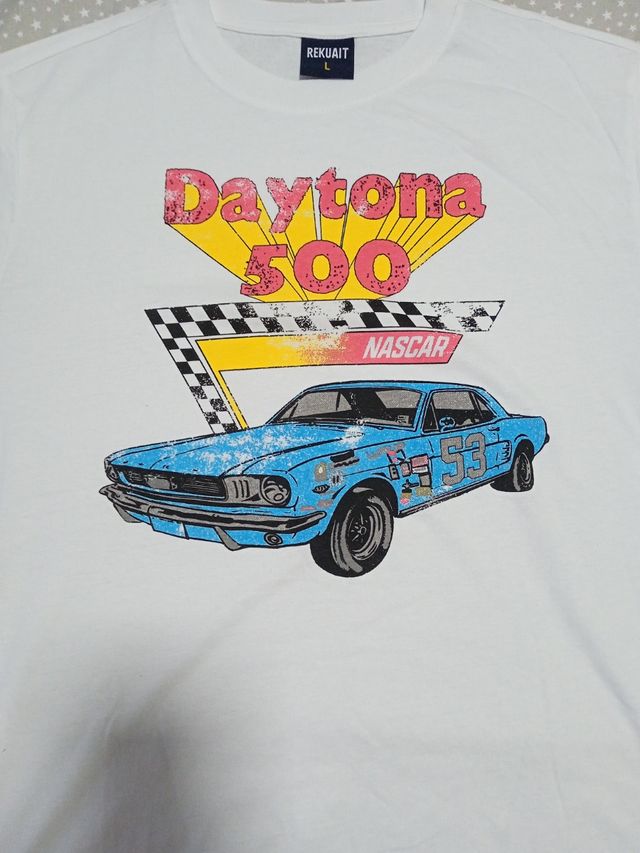 Camiseta blanca con dibujo de coche