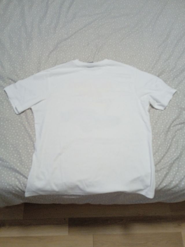 Camiseta blanca con dibujo de coche