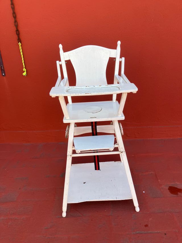 Trona infantil de madera vintage