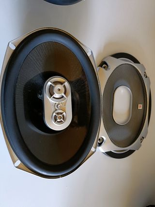 Altavoces coche JBL.