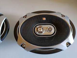Altavoces coche JBL.
