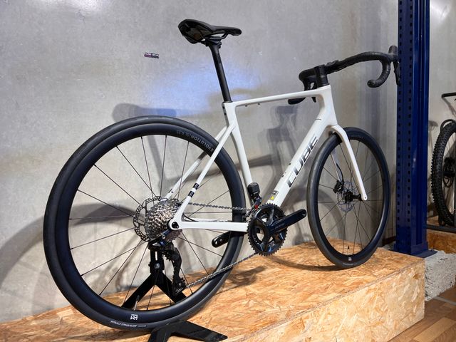 CUBE ATTAIN C:62 SLX 2025 BLANCO