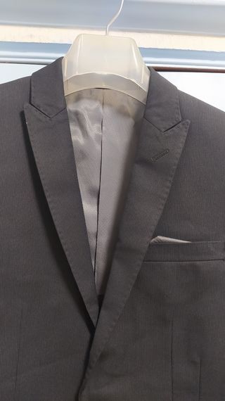 Traje de hombre, talla 40 