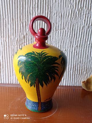 Botijo pintado a mano amarillo con palmeras en pin