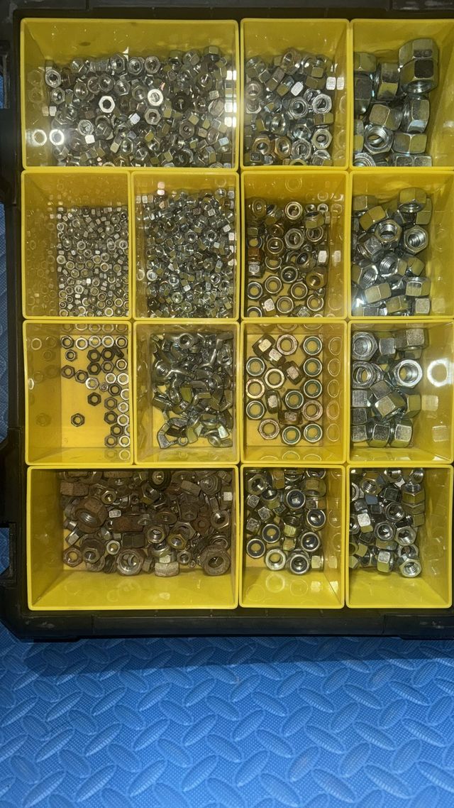 Caja STANLEY de organizacion con tuercas diferente