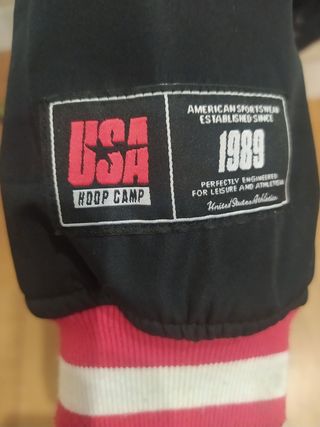 Chaqueta negra con letras rojas