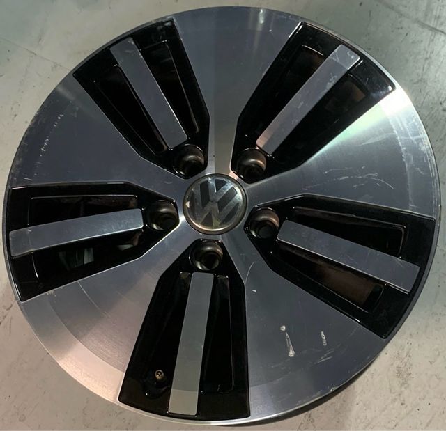 UNA LLANTA VOLKSWAGEN 16” ge