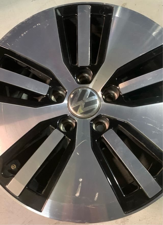 UNA LLANTA VOLKSWAGEN 16” ge