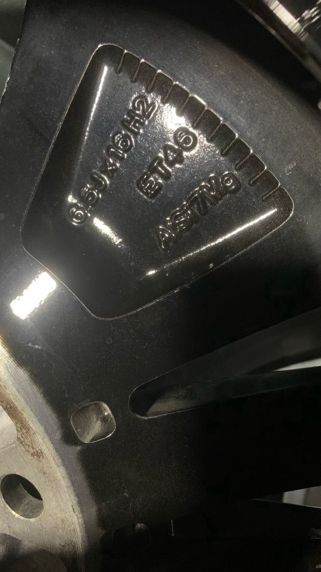 UNA LLANTA VOLKSWAGEN 16” ge