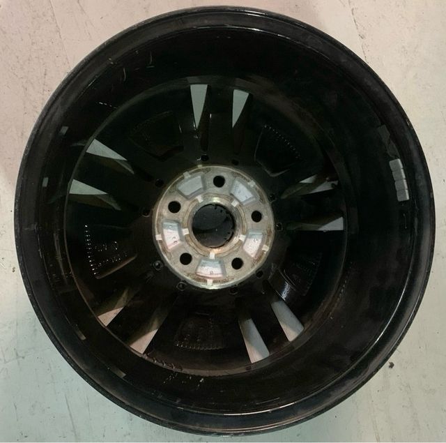 UNA LLANTA VOLKSWAGEN 16” ge