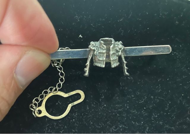 Giacca da torero argentata con fermacravatta