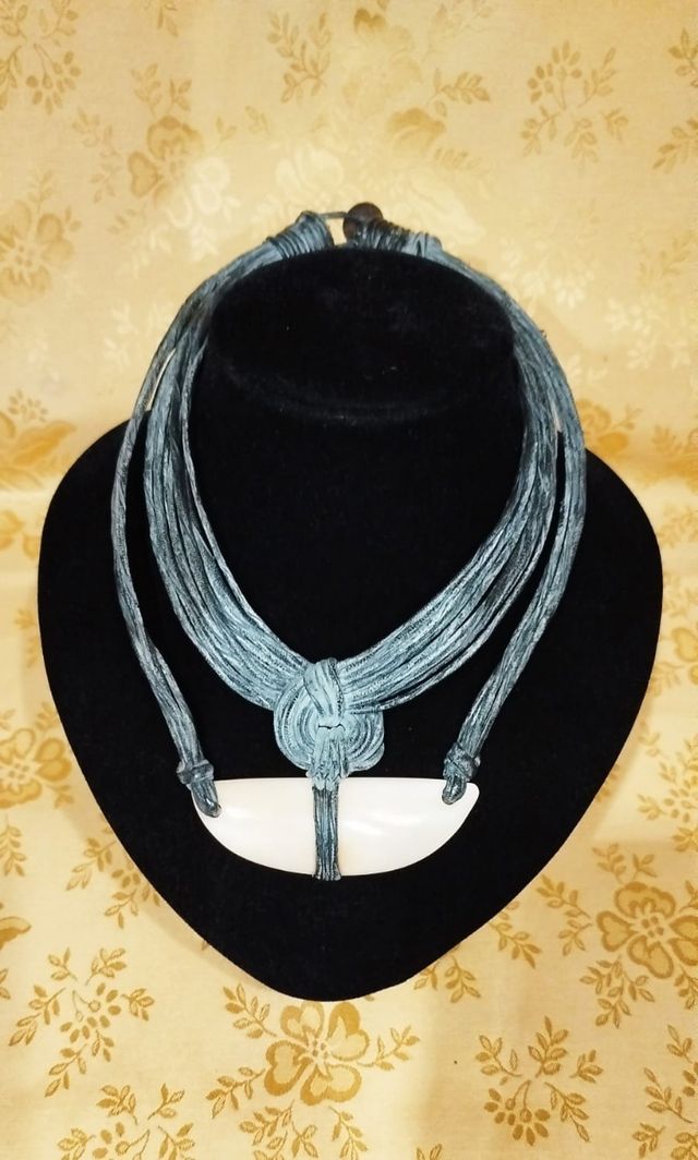 Collana in caucciù e osso 