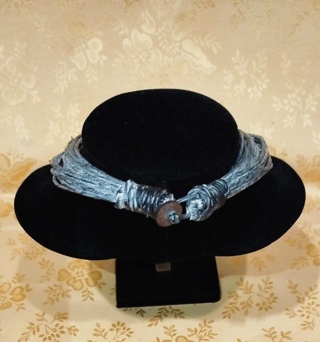 Collana in caucciù e osso 