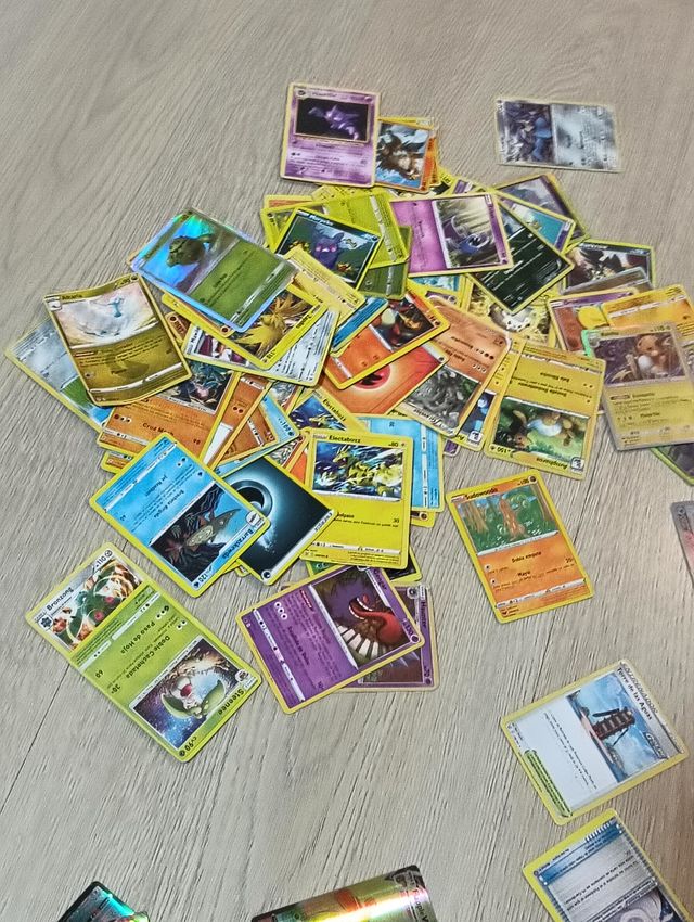 Montón cartas pokemos.Son unas 50.