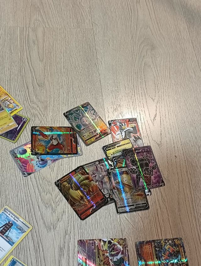 Montón cartas pokemos.Son unas 50.