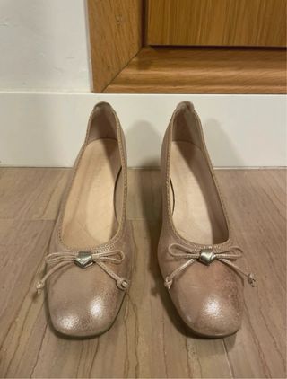 Tacones dorados hispanitas