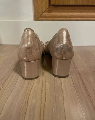 Tacones dorados hispanitas