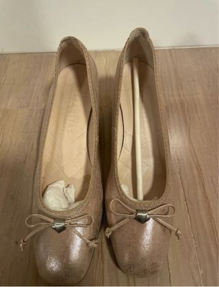 Tacones dorados hispanitas