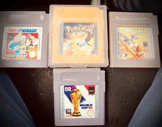 Lote 4 juegos Game Boy con Pokemon amarillo
