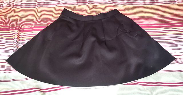 Falda globo negra con bolsillos