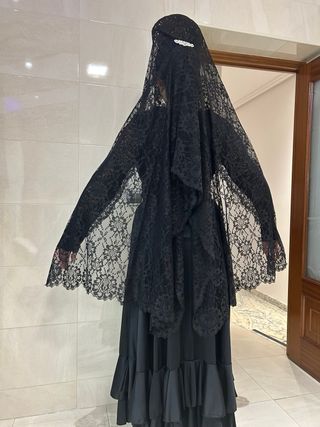 Mantilla Peineta y Broche