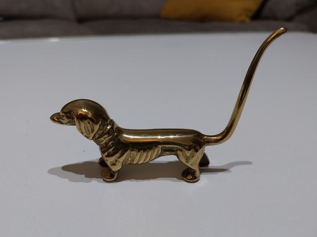 Figura perrito dorado