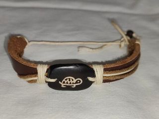 Bracciale in cuoio rappresentante la tartaruga