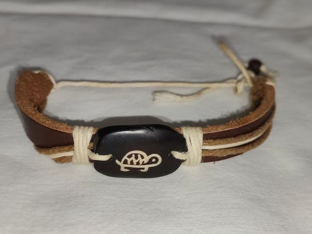 Bracciale in cuoio rappresentante la tartaruga