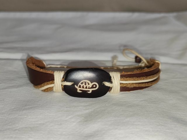 Bracciale in cuoio rappresentante la tartaruga