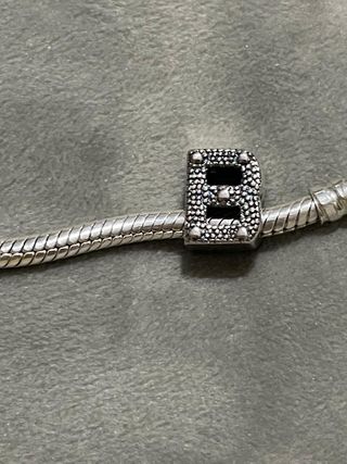 Charm letra B und 