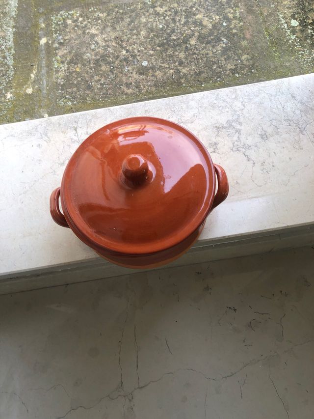 Pentola in terracotta con coperchio