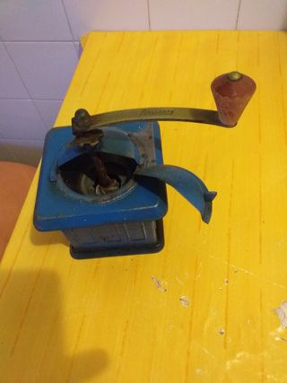 MOLINILLO DE CAFE ANTIGUO .