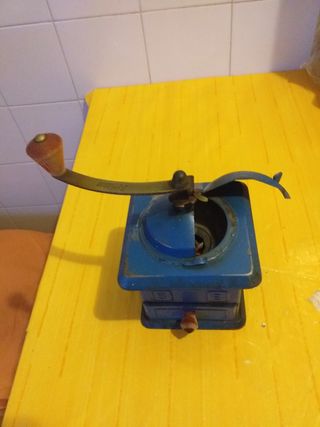 MOLINILLO DE CAFE ANTIGUO .