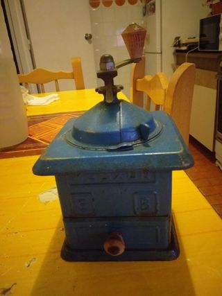 MOLINILLO DE CAFE ANTIGUO .