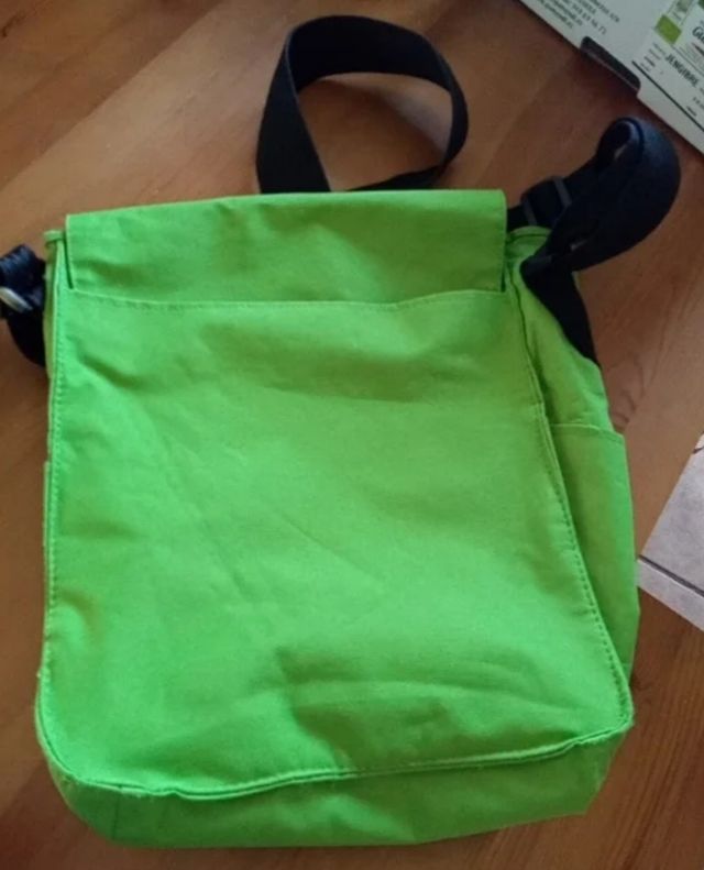 *Bolsos bandolera 2 modelos.
*De Lucky Strike. Con