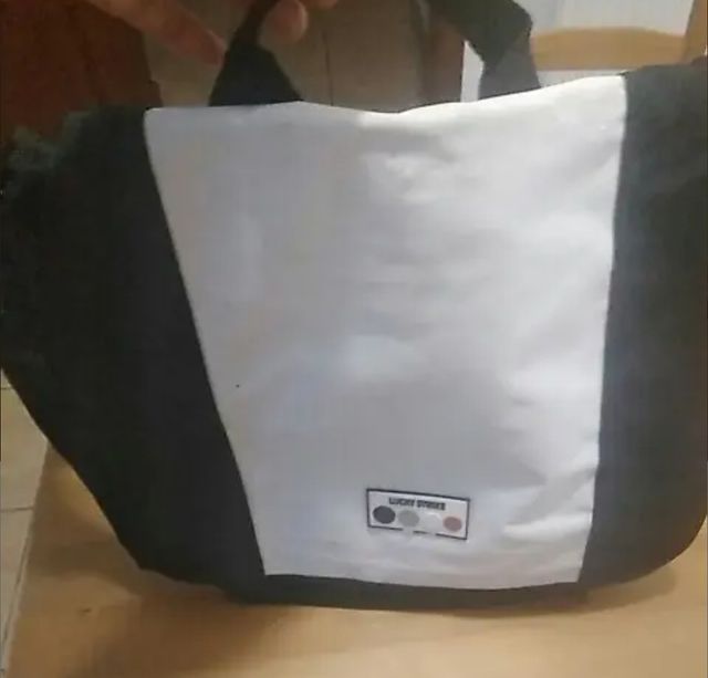 *Bolsos bandolera 2 modelos.
*De Lucky Strike. Con