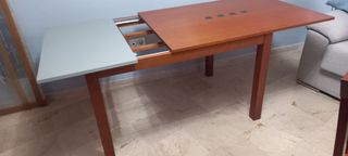 Mesa de salón,  sillas y el cristal de la mesa