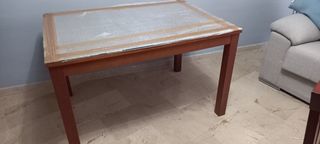 Mesa de salón,  sillas y el cristal de la mesa