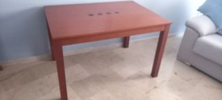 Mesa de salón,  sillas y el cristal de la mesa