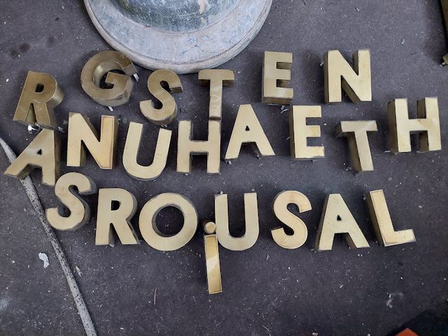 Conjunto de letras de metal dorado de 11cm.