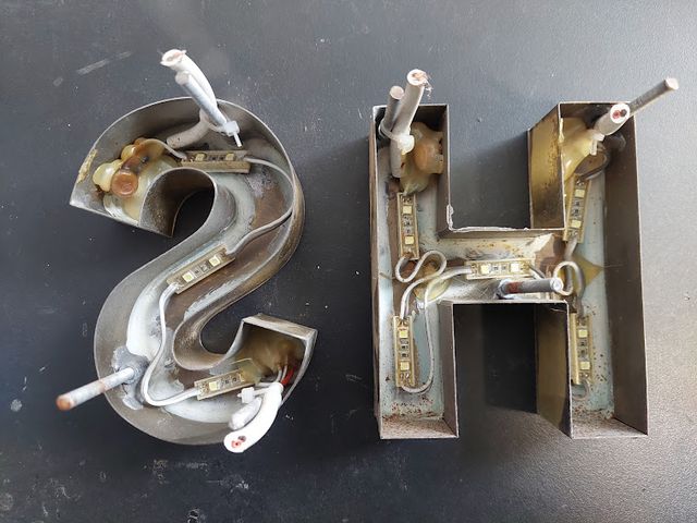 Conjunto de letras de metal dorado de 11cm.