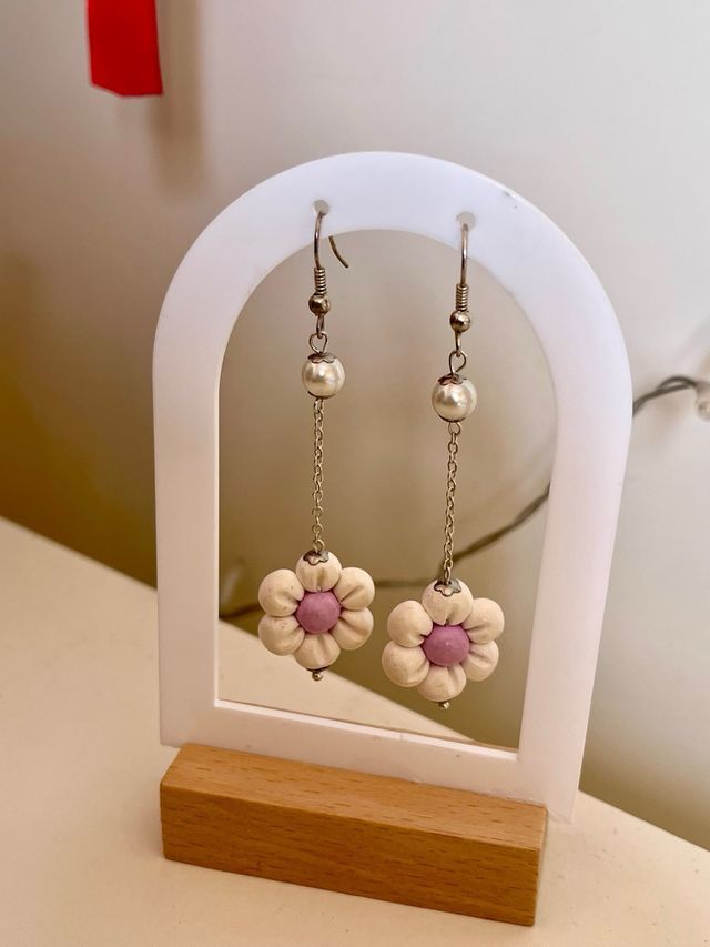 Orecchini bianchi pendenti fiore