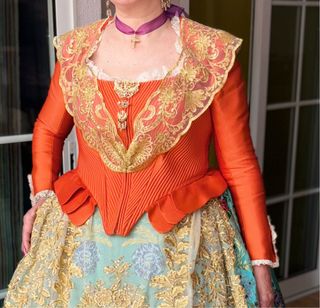 Traje Fallera incluye manteletas y cancán T 42-44.
