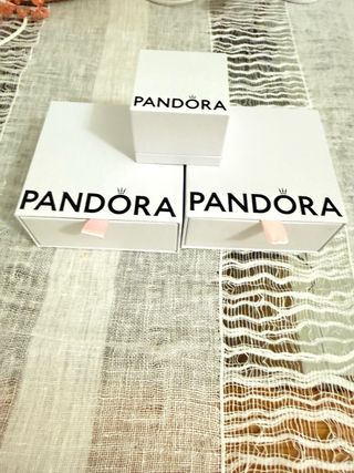 3 cajas Pandora. dos grandes y una pequeña 